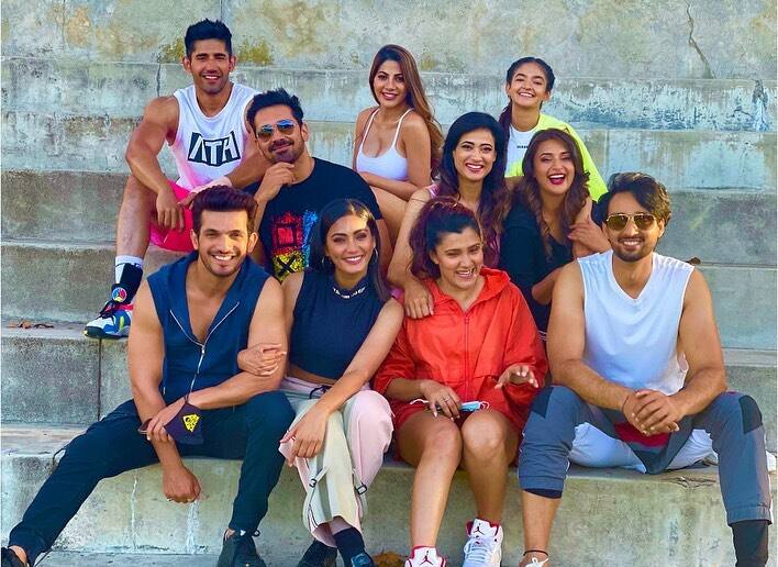 श्वेता तिवारी ने 'खतरों के खिलाड़ी 11' प्रतियोगियों के साथ एक ग्रुप फोटो भी क्लिक की, ये शो फैंस को काफी पसंद आ रहा है. आपको बता दें कि निक्की तंबोली शो से बाहर हो चुकी हैं. उन्हें विशाल के साथ कॉम्पटीशन करना था लेकिन निक्की ने टास्क करने से ही मना कर दिया.