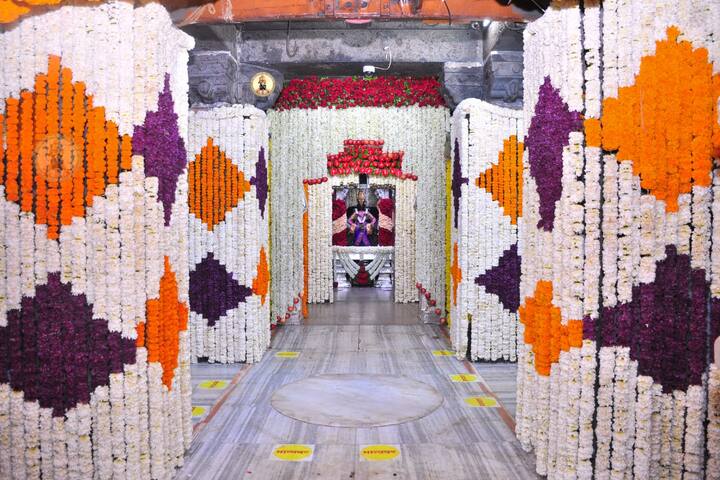 यंदाही कोरोनाच्या तिसऱ्या लाटेची शक्यता पाहता राज्य सरकारने राज्यातील पायी वारी करण्यावर निर्बंध लावले आहेत, मात्र मानाच्या दहा पालख्यांना बसने पंढरपूरकडे जाण्याची परवानगी दिलेली आहे.