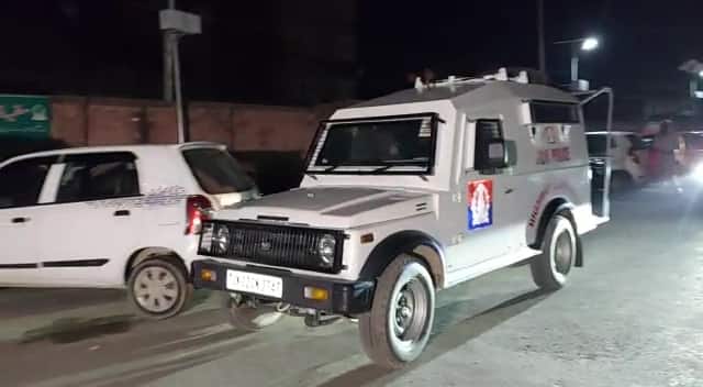जम्मू-कश्मीर के अनंतनाग में पुलिस कांस्टेबल के परिवार पर आतंकी हमला, अस्पताल में इलाज जारी