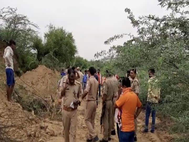 Woman died after sliding of heap of soil in Mathura Uttar Pradesh ann मिट्टी खोद रही महिलाएं ढेर में दबीं, रेस्क्यू ऑपरेशन चलाकर तीन को बचाया गया एक की मौत