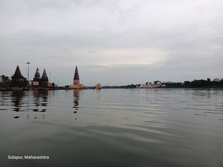 विठुरायाच्या जयघोषात दुमदुमून निघणाऱ्या पंढरीत यंदा मात्र शुकशुकाट दिसत आहे.