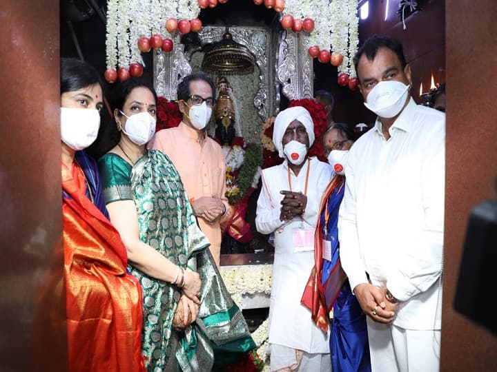 Ashadhi Ekadashi 2021 CM Uddhav Thackeray Rashmi Thackeray performs Mahapooja at Pandharpur Vitthal temple Ashadhi Ekadashi 2021 : मुख्यमंत्री उद्धव ठाकरे यांच्या हस्ते सपत्निक विठ्ठल-रुक्मिणीची शासकीय महापूजा संपन्न