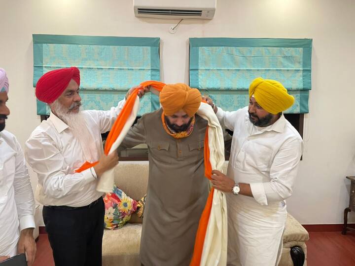 ਨਵਜੋਤ ਸਿੱਧੂ ਨੇ ਇੰਦਰਬੀਰ ਬੁਲਾਰੀਆ ਤੇ ਰਾਜਕੁਮਾਰ ਵੇਰਕਾ ਨਾਲ ਮੁਲਾਕਾਤ ਕੀਤੀ। ਵੇਰਕਾ ਨੇ ਕਿਹਾ ਕਿ ਜਲਦ ਹੀ ਕੈਪਟਨ ਤੇ ਸਿੱਧੂ ਦੀ ਮੀਟਿੰਗ ਹੋਏਗੀ।