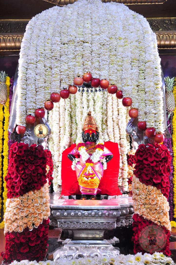 विठ्ठल मंदिरात आषाढी अर्थात देवशयनी एकादशी निमित्त फुलांची आकर्षक सजावट करण्यात आली होती.