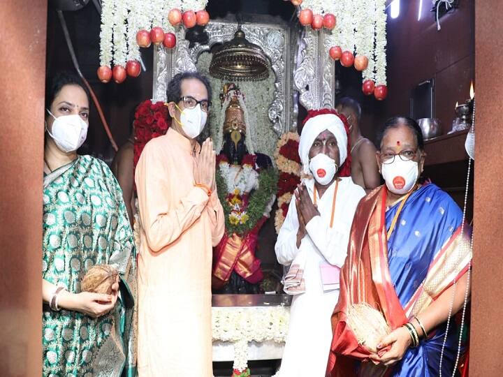 Ashadhi Ekadashi 2021 keshv kolate honor to mahapuja ashadhi ekadashi with cm uddhav thackeray Ashadhi Ekadashi 2021 : 20 वर्ष विणेकरी म्हणून सेवा देणाऱ्या वर्ध्याच्या कोलते दाम्पत्याला महापूजेचा मान