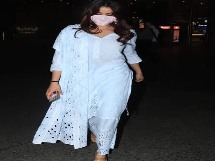 बॉलीवुड एक्ट्रेस जान्हवी कपूर (Janhvi Kapoor) अपने फैशन स्टेटमेंट से बड़े-बड़े सितारों को मात देती दिखाई देती हैं. जान्हवी कपूर जहां एक तरह अपने जिम वाले लुक के लिए जानी जाती है और सोशल मीडिया पर कहर ढाती है. वहीं दूसरी तरह वो अपने कैजुअल आउटफिट्स के साथ-साथ इंडियन लुक में भी किसी परी से कमाल नहीं लगती. जान्हवी कपूर के ड्रेसिंग स्टाइल का तो हर कोई दीवाना हैं. जान्हवी कपूर की सोशल मीडिया पर फोटो आते ही वायरल होने लगती हैं.