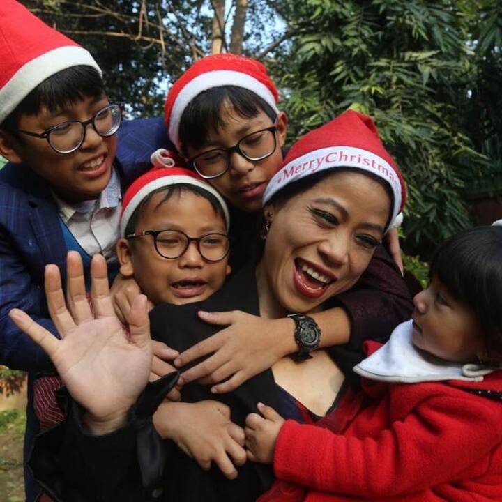 నలుగురు పిల్లలకు అమ్మగా టోక్యోలో అదృష్టాన్ని పరీక్షించుకోనుంది బాక్సర్‌ మేరీకోమ్‌. 2007లో మగ కవలలకు జన్మనిచ్చింది. 2013లో మరోసారి మగ బిడ్డను కన్నది. 2018లో మేరీ దంపతులు ఓ అమ్మాయిని దత్తత తీసుకున్నారు. ఇలా ఇప్పుడు నలుగురు పిల్లల తల్లిగా 38 ఏళ్ల వయసులో టోక్యో క్రీడల్లో పతకమే లక్ష్యంగా బరిలో దిగనుంది.