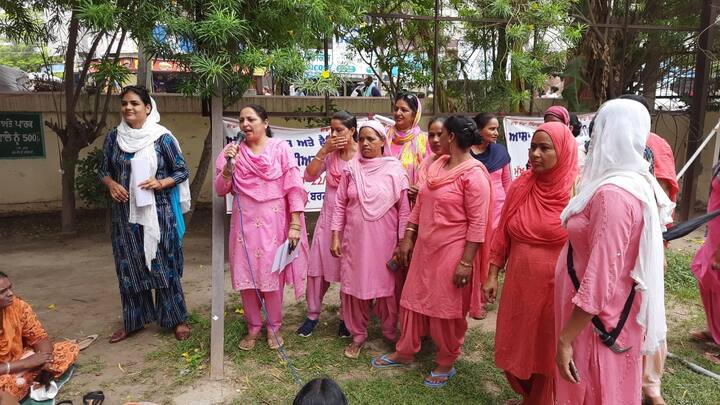 ਆਸ਼ਾ ਵਰਕਰਾਂ ਨੇ ਕਿਹਾ ਕਿ ਸਰਕਾਰ ਨੂੰ ਚਾਹੀਦਾ ਤਾਂ ਇਹ ਹੈ ਕਿ ਘੱਟੋ ਘੱਟ ਉਜ਼ਰਤਾਂ ਕਮਿਸ਼ਨ ਅਧੀਨ ਉਨ੍ਹਾਂ ਨੂੰ ਮਹੀਨੇ ਦੀ 18 ਹਜ਼ਾਰ ਪ੍ਰਤੀ ਮਹੀਨਾ ਤਨਖਾਹ ਦਿੱਤੀ ਜਾਵੇ, ਪਰ ਸਰਕਾਰ ਉਨ੍ਹਾਂ ਨੂੰ ਨਿਗੂਣਾ ਮਾਣ ਭੱਤਾ ਦੇਣ ਤੋਂ ਵੀ ਪਿੱਛੇ ਹਟ ਰਹੀ ਹੈ।