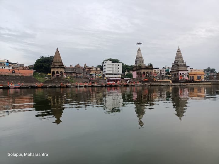 असंख्य वारकरी चंद्रभागेत स्नान करण्यासाठी यावेळी गर्दी करत असतात. आज मात्र या परिसरात शुकशुकाट पाहायला मिळत आहे.