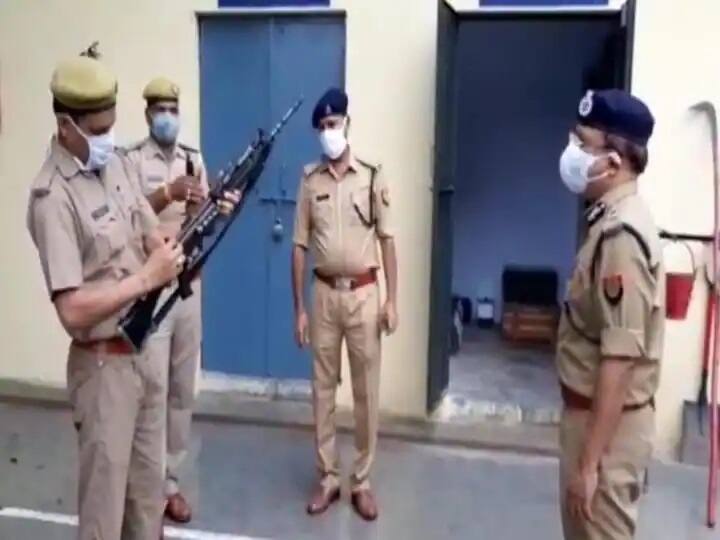 police-constable-could-not-load-unload-rifle-in-front-of-adg-in-moradabad-uttar-pradesh ਪੁਲਿਸ ਵਾਲਾ ਰਾਇਫਲ ਲੋਡ-ਅਨਲੋਡ ਨਹੀਂ ਕਰ ਸਕਿਆ, ADG ਹੈਰਾਨ-ਪ੍ਰੇਸ਼ਾਨ