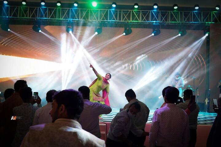 इन तस्वीरों में देखा जा सकता है कि सपना चौधरी ने हरे रंग का सूट-सलवार पहना हुआ है और वह स्टेज पर डांस कर रही हैं.