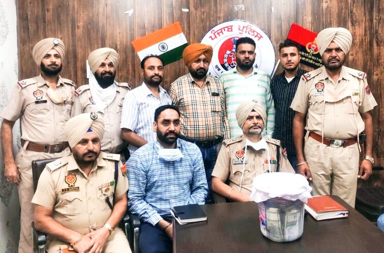 Batala police seize drug money worth Rs 16.50 lakh from drug smugglers, Rs 35 lakh already seized ਬਟਾਲਾ ਪੁਲਿਸ ਨੇ ਨਸ਼ਾ ਤਸਕਰ ਪਾਸੋਂ 16.50 ਲੱਖ ਰੁਪਏ ਦੀ ਡਰੱਗ ਮਨੀ ਕੀਤੀ ਬਰਾਮਦ, ਪਹਿਲਾਂ ਹੀ 35 ਲੱਖ ਰੁਪਏ ਕੀਤੇ ਜਾ ਚੁਕੇ ਜ਼ਬਤ  