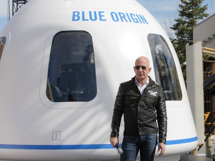 Jeff Bezos completes successful 11 minute space journey with his Blue origin விண்வெளி பயணம் சென்று திரும்பினார்... உலகின் நம்பர் ஒன் பணக்காரர் ஜெஃப் பெசோஸ் !