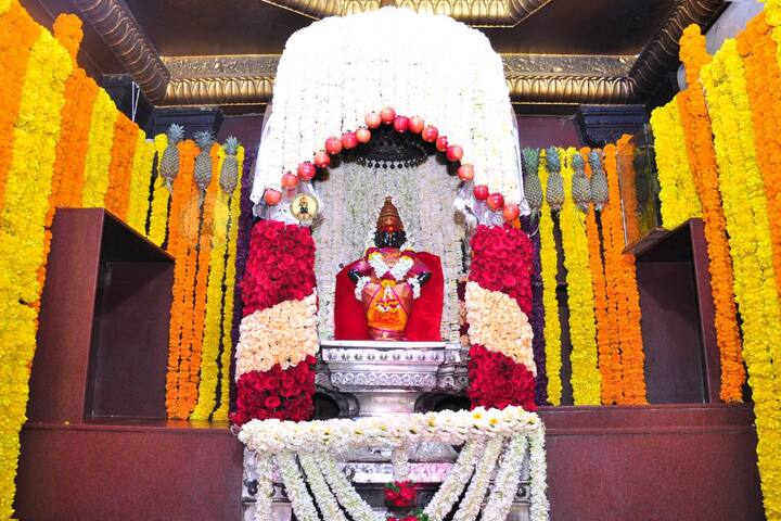 कोरोना संकटामुळे केवळ मानाच्या दहा पालख्यांनाच पंढरपूरला जाण्याची मुभा देण्यात आलीय. त्यासाठी प्रत्येक पालखीसोहळ्यासोबत 40 वारकऱ्यांना परवानगी आहे. पण त्यांना कोरोना चाचणीची अट कायम ठेवण्यात आली आहे.