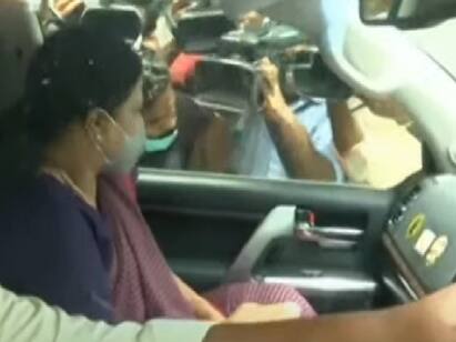 Sasikala came to apollo hospital Sasikala | மதுசூதனனை சந்திக்க வந்த சசிகலா.. விருட்டென்று கிளம்பிய எடப்பாடி