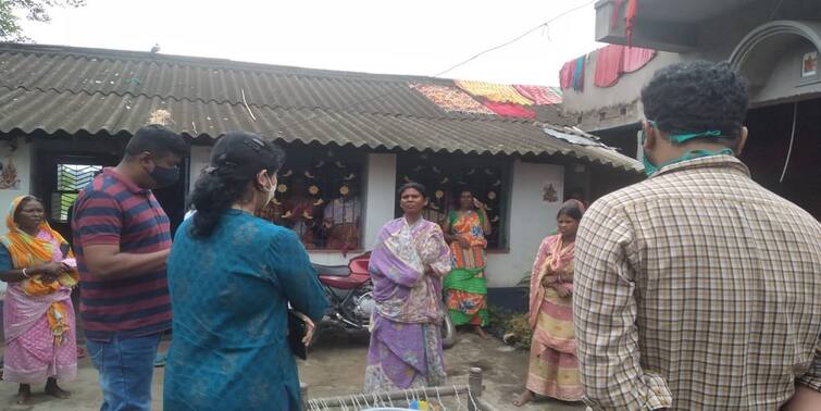 Hooghly Pandua Block Administration reaches to the minor girls house who died of snake bite Pandua : কুসংস্কারে না থেকে সচেতন হোন, পাণ্ডুয়ায় সাপের কামড়ে মৃত নাবালিকার পরিবারকে বার্তা প্রশাসনের