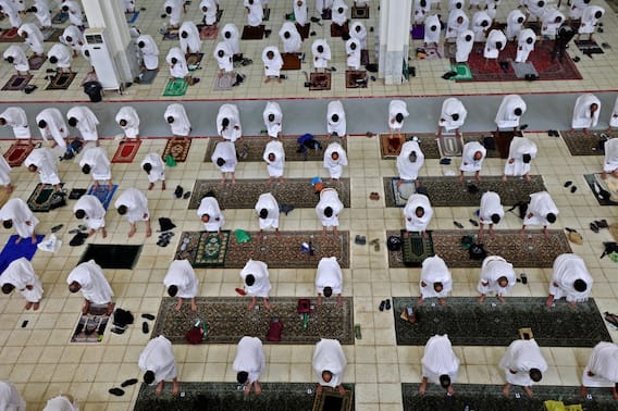 Photos of Hajj 2021: मास्क और सोशल डिस्टेंसिंग के बीच हो रही है हज की अदाएगी