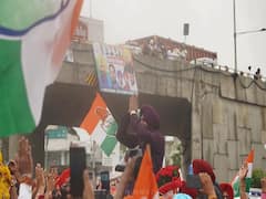 समर्थकों की भीड़ में नवजोत सिंह सिद्धू हुए जख्मी, अमृतसर का सफर रखा जारी