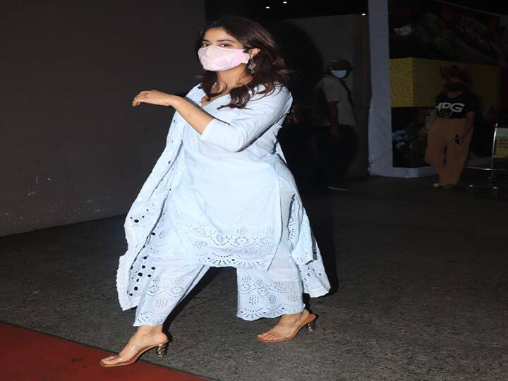 हाल ही में उनका एक ऐसा ही एक लुक सामने आया है जिसमें जान्हवी कपूर बहुत ही सिंपल और प्यारी लग रही हैं. कुछ ही समय पहले जान्हवी कपूर को मुंबई के एयरपोर्ट पर स्पॉट किया गया था. जहां वो लखनवी ब्लू चिकनकारी सूट और कोन हील्स को कैरी करती दिखाई दी. ये फोटो जैसे ही सोशल मीडिया पर शेयर हुई तो फैन्स ने इस लुक को काफी पसंद किया.