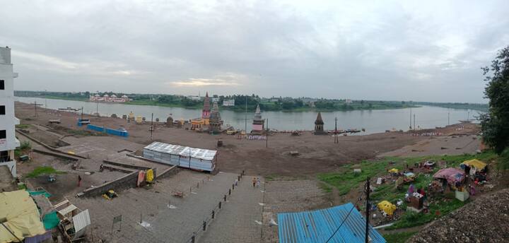 आज आषाढी एकादशी. दरवर्षी लाखो वारकऱ्यांच्या उपस्थितीत होणारा आषाढी एकादशीचा सोहळा कोरोना प्रादुर्भावामुळे गेल्यावर्षीप्रमाणे यंदाही मोजक्या लोकांच्या उपस्थितीत पार पडणार आहे.