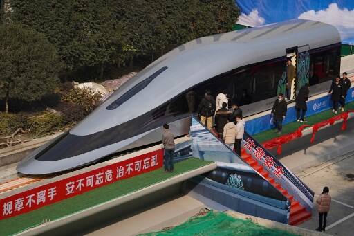 China unveiled a maglev train capable of a top speed of 600 kph on Tuesday, state media said. चीन ने लॉन्च की सुपर हाई स्पीड मैगलेव ट्रेन, स्पीड जानकर उड़ जाएंगे होश