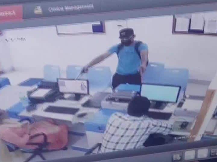 गोल्ड फाइनेंस कंपनी में लूट की कोशिश, बदमाश को पकड़ने के चक्कर में पॉपकॉर्न बेचने वाले की मौत A popcorn seller died in an attempt to caught miscreant in Bijnor Uttar Pradesh गोल्ड फाइनेंस कंपनी में लूट की कोशिश, बदमाश को पकड़ने के चक्कर में पॉपकॉर्न बेचने वाले की मौत