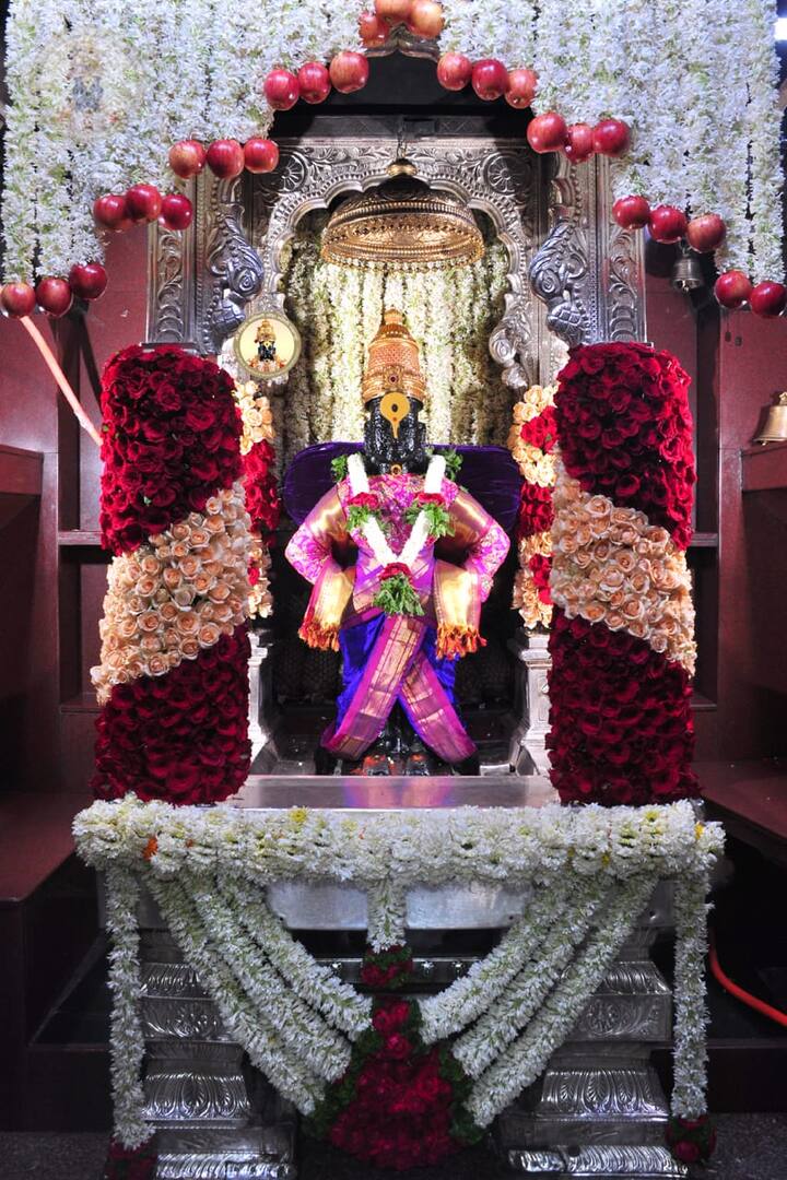 आज आषाढी एकादशी. पहाटे मुख्यमंत्री उद्धव ठाकरे यांच्या हस्ते सपत्निक विठ्ठल-रुक्मिणीची शासकीय महापूजा संपन्न झाली.