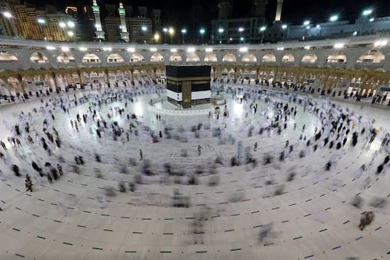 Photos of Hajj 2021: मास्क और सोशल डिस्टेंसिंग के बीच हो रही है हज की अदाएगी