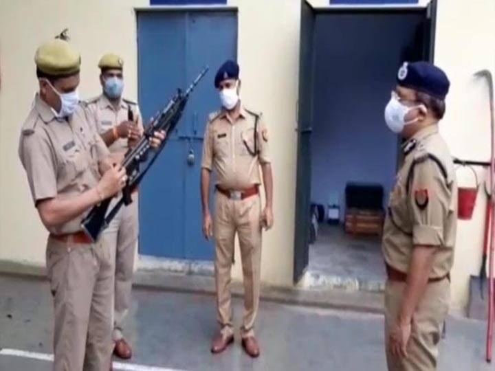 Police constable could not load Unload Rifle in Front of ADG in Moradabad Uttar Pradesh ann हैरान रह गये एडीजी साहब, पुलिसकर्मी नहीं कर सका रायफल लोड-अनलोड