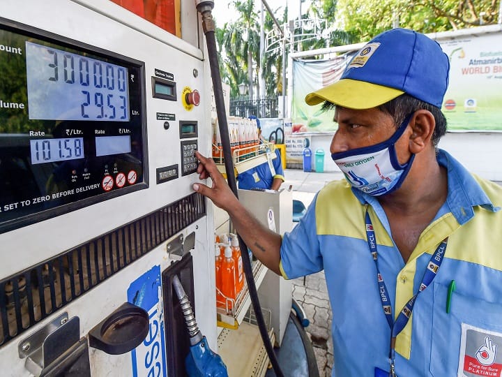 petrol and diesel price status today in chennai on 4th august 2021 Petrol and diesel prices Today: நோ மாற்றம்... நோ முன்னேற்றம்... அதே விலையில் பெட்ரோல், டீசல்!