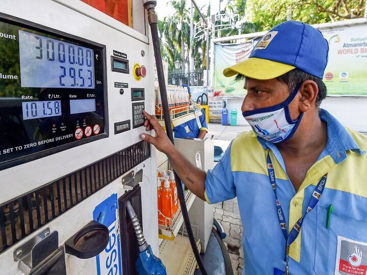 Petrol Diesel Price Today 10 August 2021 know rates fuel price in your city Telangana Andhra Pradesh Amaravati Hyderabad Petrol-Diesel Price, 10 August: నేటి పెట్రోల్, డీజిల్ రేట్లు ఇవే.. పలు నగరాలలో నిలకడగా ధరలు