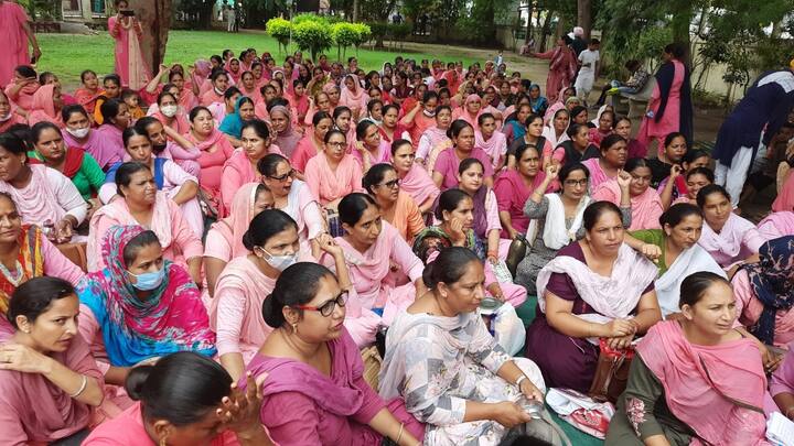 ਉਨ੍ਹਾਂ ਕਿਹਾ ਕਿ ਉਹ ਪੰਜਾਬ ਸਰਕਾਰ ਤੋਂ ਹਰਿਆਣਾ ਵਾਂਗ 4000 ਮਾਣ ਭੱਤਾ ਦੇਣ ਦੀ ਮੰਗ ਕਰ ਰਹੇ ਹਨ ਪਰ ਸਰਕਾਰ ਉਨ੍ਹਾਂ ਦੀ ਇਸ ਜਾਇਜ਼ ਮੰਗ ਤੋਂ ਪਿੱਛੇ ਹਟ ਰਹੀ ਹੈ।