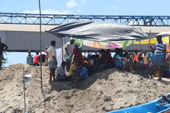 தங்களுக்கு தீர்வு கிடைக்கும்வரை அந்த இடத்திலிருந்து நகரப்போவதில்லை என உறுதியுடன் நின்றிருந்த மக்கள்