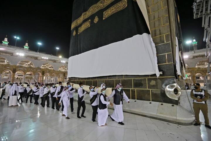 कोरोना महामारी के बीच पवित्र मक्का में शनिवार को हज की शुरुआत हो गई. महामारी के दौर में यह दूसरी हज यात्रा है. शनिवार को जायरीनों का एक जत्था मक्का पहुंचा. मंगलवार यानी आज हज का चौथा दिन है. इस बार महामारी को देखते हुए हाजी को कई तरह के सख्त नियमों का पालन करना पड़ रहा है. जानिए.