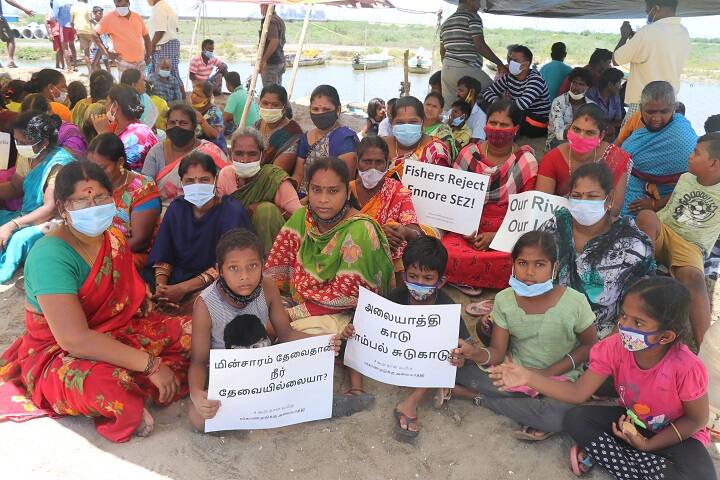 போராட்டத்தில் குடும்பமாகக் கலந்துகொண்ட மக்கள்