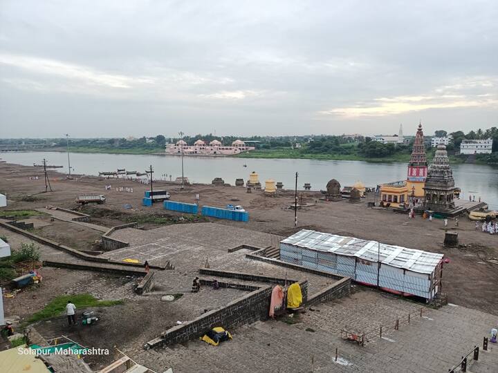 चंद्रभागेच्या काठावरती 65 एकरमध्ये दिंड्यांना उतरवण्यासाठी जी जागा आरक्षित केली आहे तिथे या वेळी पाय ठेवायलाही जागा शिल्लक राहिली नसती. पण आज मात्र हा काठ सुनसान आहे