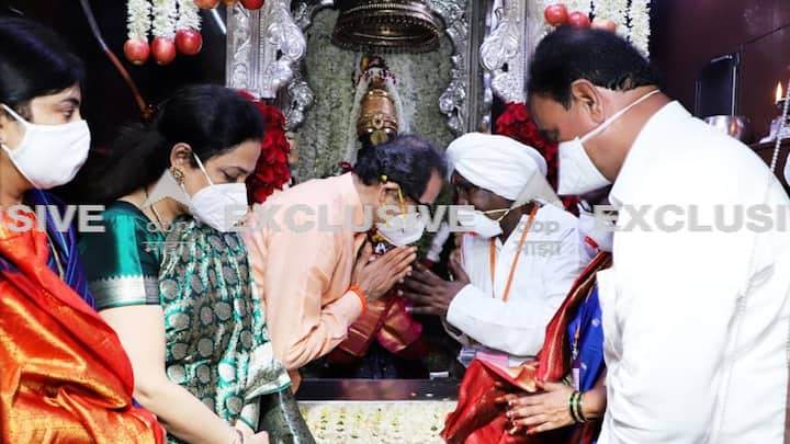 मंदिरात विणेकरी म्हणून सेवा बजावणाऱ्या केशव शिवदास कोलते व त्यांच्या पत्नी इंदुमती कोलते यांना यंदा मुख्यमंत्र्यांसोबत महापूजेचा मान मिळाला.