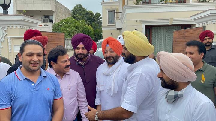 ਇਸ ਮਗਰੋਂ ਸਿੱਧੂ ਨੇ ਵਿਧਾਇਕਾਂ ਰਾਜ ਕੁਮਾਰ ਵੇਰਕਾ, ਸੁਖਪਾਲ ਭੁੱਲਰ, ਇੰਦਰਬੀਰ ਬੁਲਾਰੀਆ, ਗੁਰਪ੍ਰੀਤ ਜੀਪੀ ਤੇ ਲਾਲੀ ਮਜੀਠੀਆ ਨਾਲ ਅੰਮ੍ਰਿਤਸਰ ਵੱਲ ਚਾਲੇ ਪਾਏ।