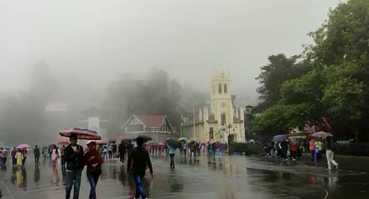 ਸ਼ਿਮਲਾ 'ਚ ਹੋਈ ਬਾਰਸ਼ ਦੇ ਨਾਲ ਤਾਪਮਾਨ ਵਿਚ ਕਾਫ਼ੀ ਗਿਰਾਵਟ ਦਰਜ ਕੀਤੀ ਗਈ ਹੈ। ਇਸ ਦੇ ਨਾਲ ਹੀ ਮੌਸਮ ਵੀ ਠੰਢਾ ਹੋ ਗਿਆ ਹੈ।