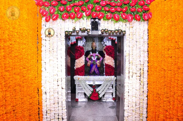 टाळ मृदुंगात ग्यानबा तुकारामचा गजर... रंगीबेरंगी फुलांनी सजवलेल्या शिवशाही बस अशा वातावरणात मानाच्या दहा पालख्या पंढरपुरात दाखल झाल्या आहेत.