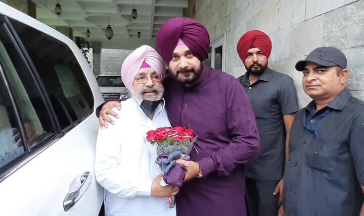 ਇਸ ਤੋਂ ਇਲਾਵਾ ਸਿੱਧੂ ਨੇ ਸੁਖਜਿੰਦਰ ਸਿੰਘ ਲਾਲੀ ਮਜੀਠੀਆ ਨਾਲ ਮੁਲਾਕਾਤ ਕੀਤੀ।