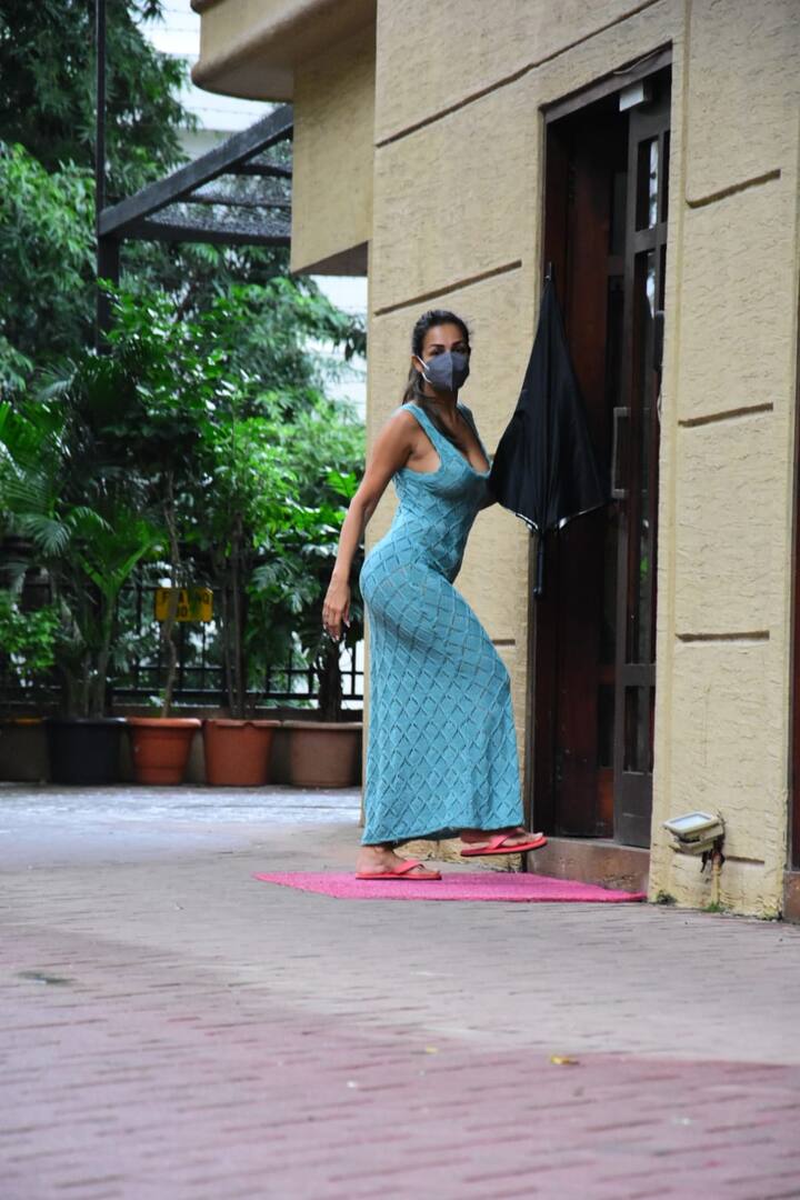 मलाइका आज पैंट में नहीं बल्कि मैक्सी ड्रेस में नज़र आईं और वो अपने कर्व्स और क्लीवेज फ्लॉन्ट कर रही थीं.