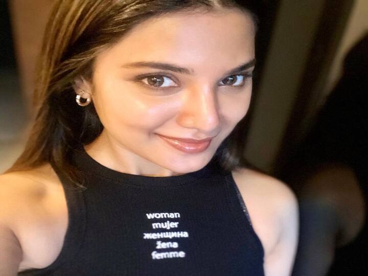 மின்னுகின்ற அழகுடல் குளிக்கத்தானடி பின்னி பின்னி நடக்குது நதியின் அலை..