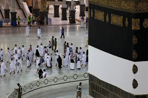 Photos of Hajj 2021: मास्क और सोशल डिस्टेंसिंग के बीच हो रही है हज की अदाएगी