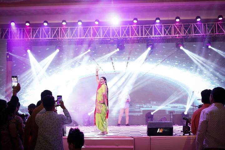 दरअसल, सपना चौधरी ने जो तस्वीरें शेयर की हैं, उनमें वह स्टेज पर परफॉर्म करती हुईं नजर आ रही हैं.