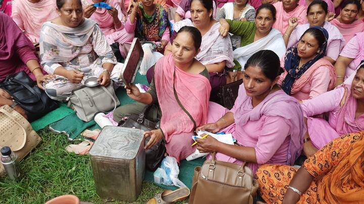 ਪ੍ਰਦਰਸ਼ਨਕਾਰੀਆਂ ਨੇ ਕਿਹਾ ਕਿ ਕੋਰੋਨਾ ਦੌਰਾਨ ਆਸ਼ਾ ਵਰਕਰਾਂ ਵੱਲੋਂ ਫਰੰਟ ਲਾਈਨ 'ਤੇ ਰਹਿ ਕੇ ਲੋਕਾਂ ਨੂੰ ਜਾਗਰੂਕ ਕੀਤਾ ਗਿਆ, ਜਿਸ ਕਰਕੇ ਪੰਜਾਬ ਵਿੱਚ ਵਧਦੇ ਕੋਰੋਨਾ ਦੇ ਮਾਮਲਿਆਂ ਨੂੰ ਠੱਲ੍ਹ ਪੈ ਸਕੀ ਹੈ।