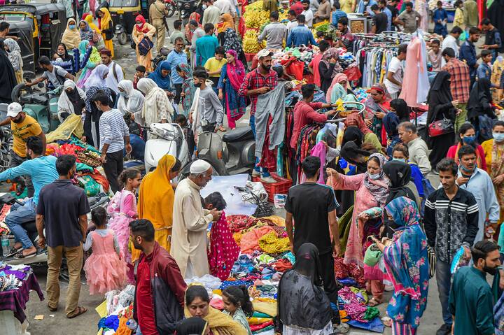 However some crowding was seen in certain parts of the country. Visuals from a market in Srinagar ahead of Eid Al-Adha. (Image Source: PTI)