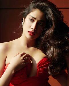 Janhvi Kapoor : ఎల్లో డ్రెస్ లో జాన్వీ హొయలు!