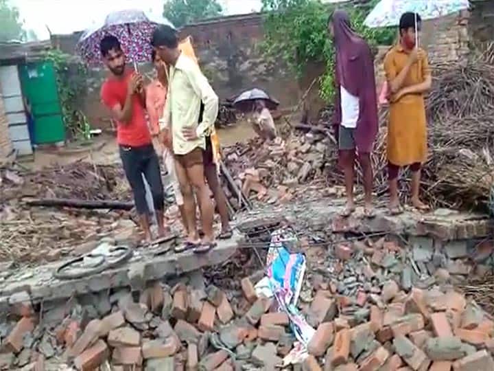 House collapsed after heavy rain in Bareilly Uttar Pradesh ann लगातार बारिश से बरेली में मकान भरभराकर गिरा, लिंटर काटकर महिला को मलबे से निकाला गया