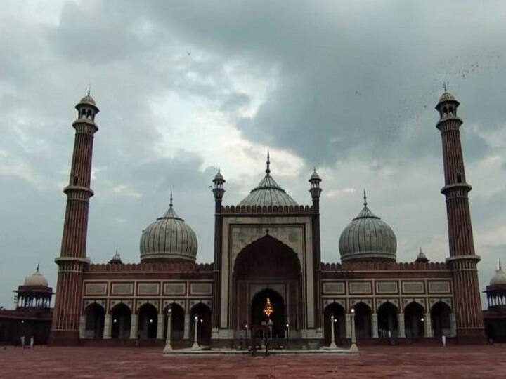 மழை மேகங்களுக்கு இடையே டெல்லியில் உள்ள ஒரு மசூதி..
